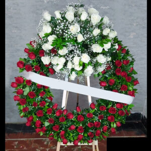 A06b Tripié con 150 rosas