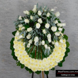A03 Tripié con 50 Rosas Blancas