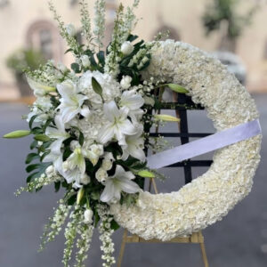 .A16 Tripié con rosas, lilies, delfinium.
