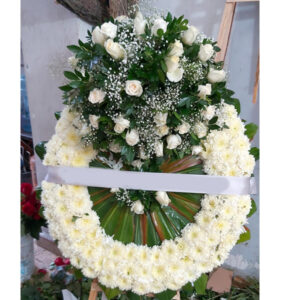 A02b Tripié con 50 Rosas