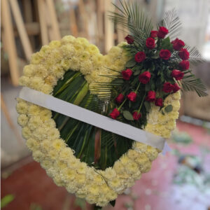 A09 Tripié Corazón con 24 rosas