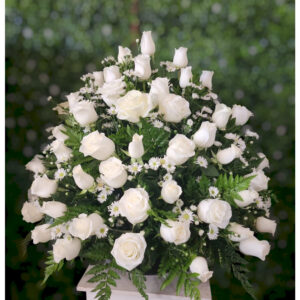 Arreglo floral con 50 rosas blancas