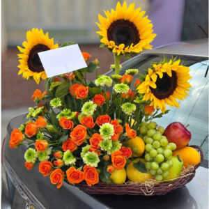 Canasta con girasoles y fruta
