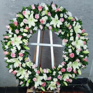A01b Tripié con 100 Rosas y lilies