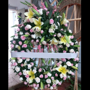 A08b Tripié con 150 rosas y cóncador