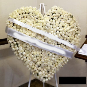 A10 Tripié Corazón con 500 Rosas