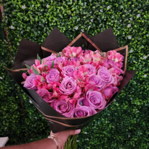 Bouquet de 24 rosas lavanda y astroemerias