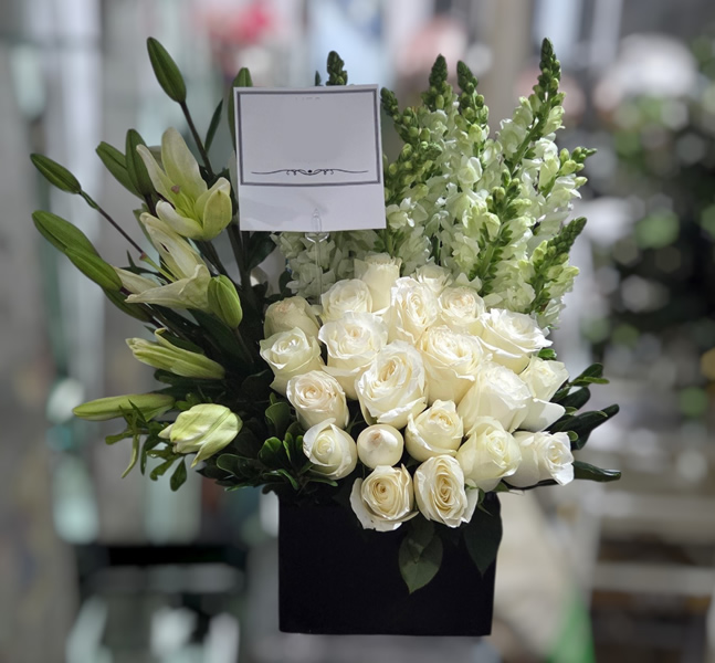 Caja con rosas lilies condolencias