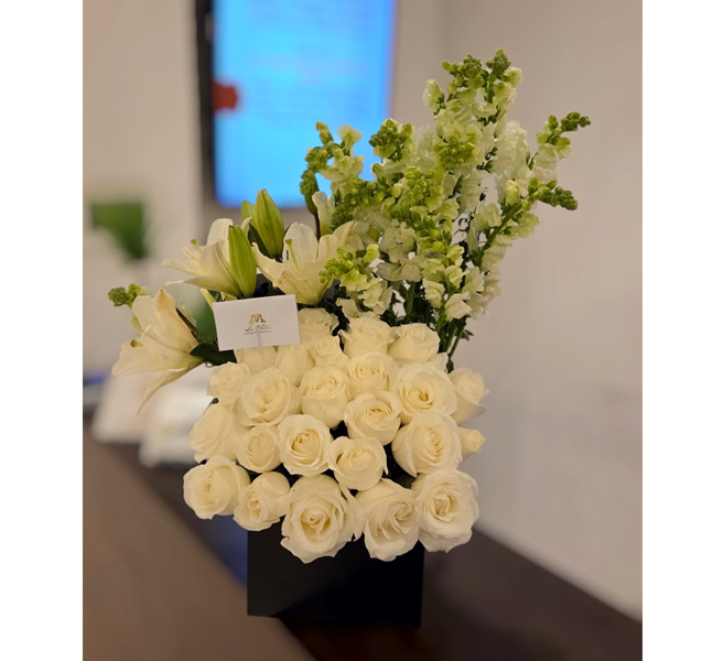 Arreglo condolencias en caja con rosas blancas