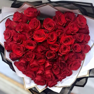 Ramo corazón con 50 rosas
