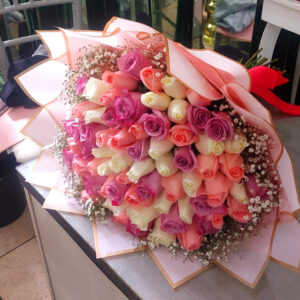 Ramo buchón en 3 colores de rosas y baby breath