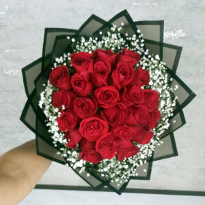 Bouquet 24 rosas rojas con babybreath