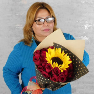 Ramo de rosas rojas con un girasol