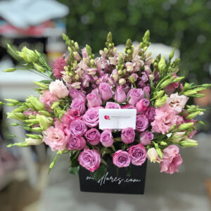 Caja con rosas y lisiantus