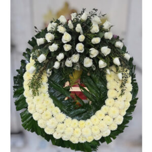 Corona con rosas blancas
